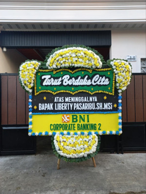 Papan Bunga Duka di Simpang Tiga