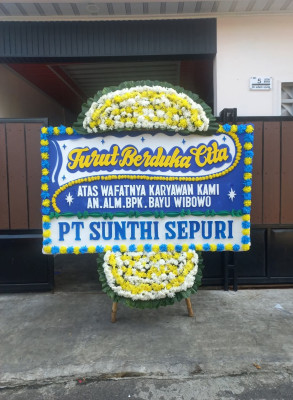 Papan Bunga Duka di Simpang Tiga