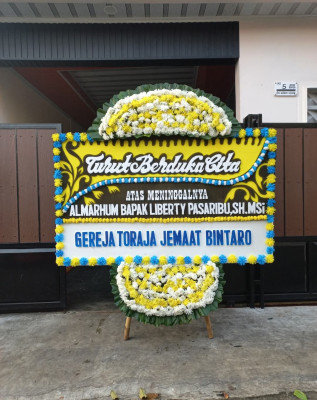 Papan Bunga Duka di Simpang Tiga