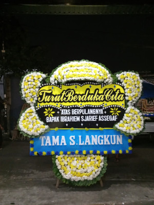 Papan Bunga Duka di Simpang Tiga