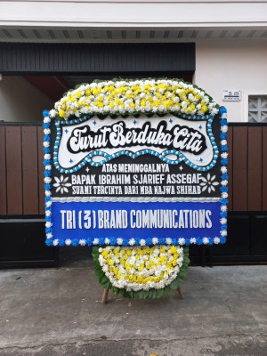 Papan Bunga Duka di Simpang Tiga